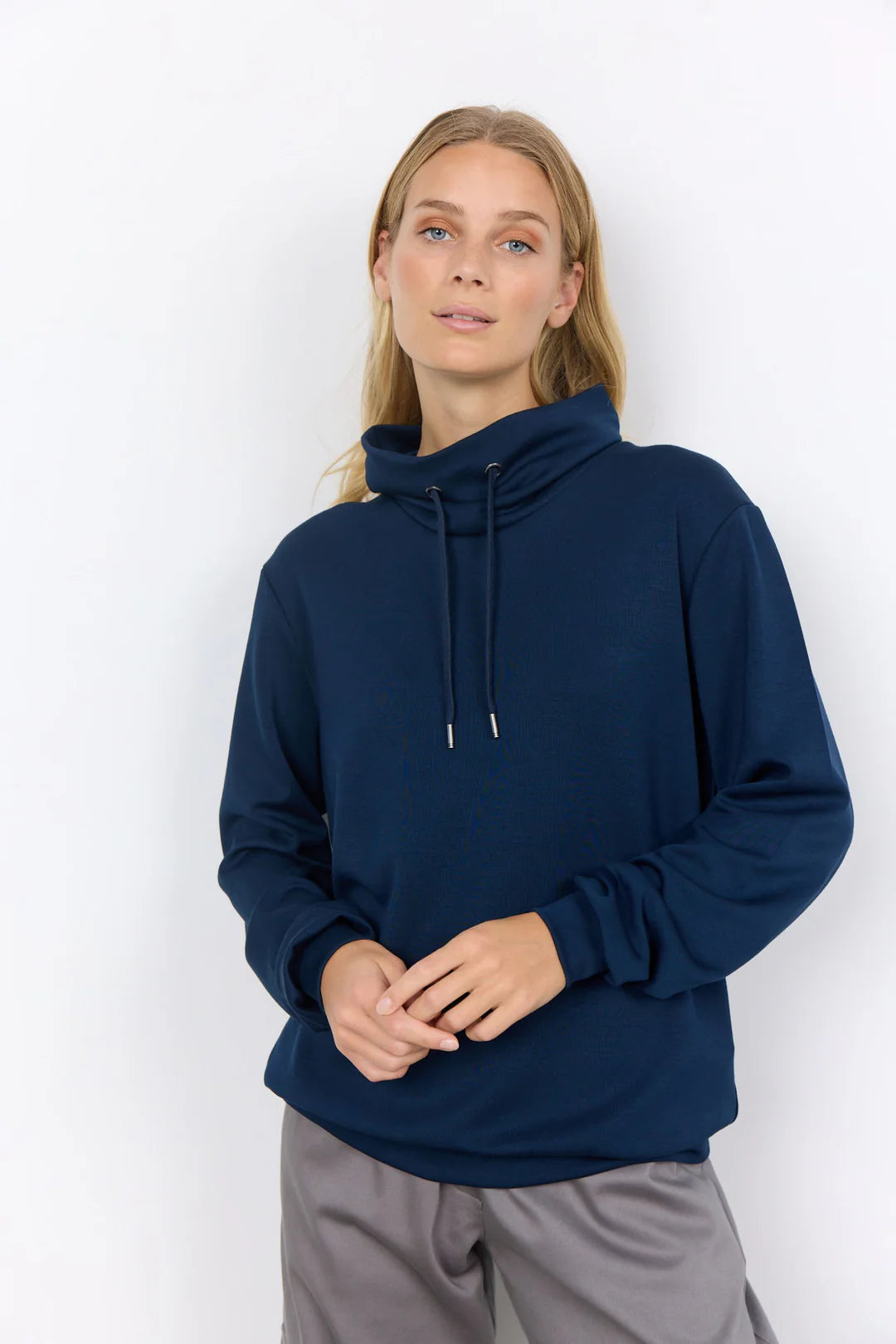 Banu 125 Sweatshirt in Navy Hoodie with Magnetic Closure Innovative Modern